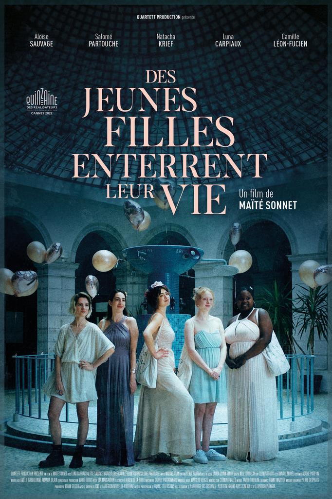 DES JEUNES FILLES ENTERRENT LEUR VIE DES JEUNES FILLES ENTERRENT LEUR VIE